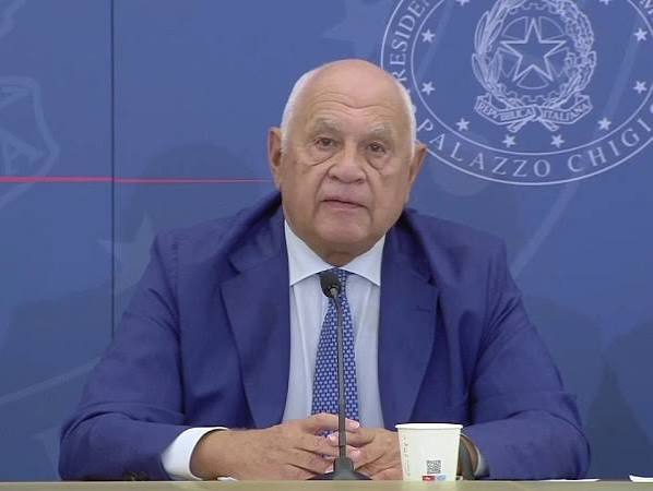 “Anime caritatevoli che soffrono così tanto per il peso del potere da non riuscire proprio a delegarlo a nessun altro”.  Lettera al Ministro della Giustizia.